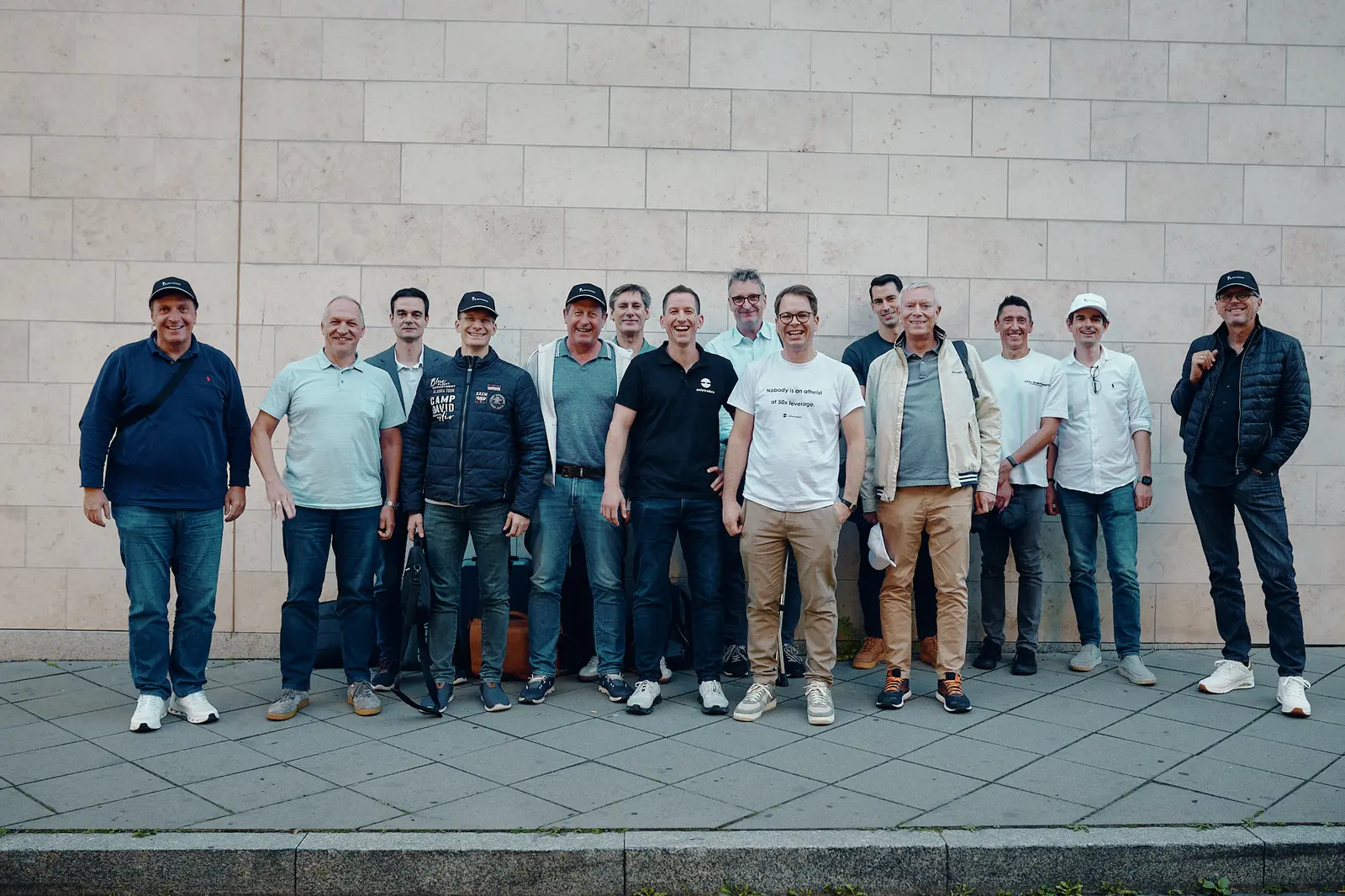 Gruppenfoto der Teilnehmer des Tradertreff 2026 vor dem Hotel in Frankfurt