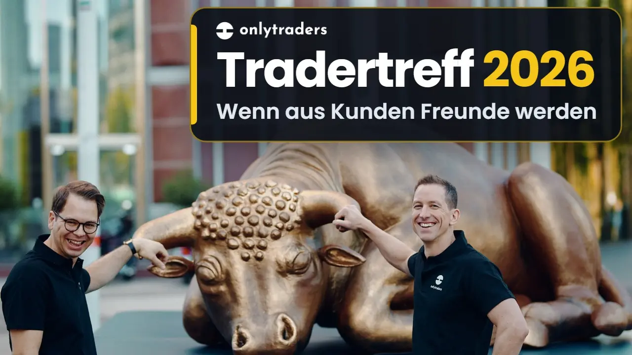Michael und Matthias am Bullen-Denkmal in Frankfurt, dazu der Schriftzug „Tradertreff 2026 — Wenn aus Kunden Freunde werden“